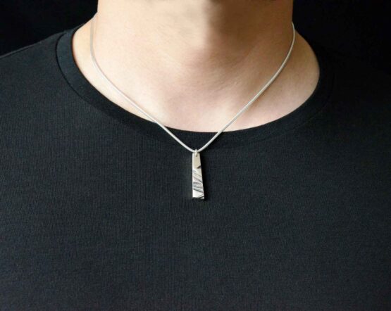 collier homme avec pendentif barre argent oxyde