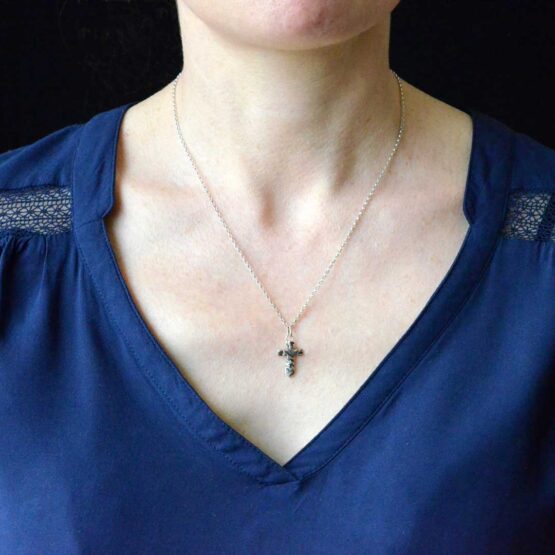 collier artisanal pendentif croix moderne argent martele